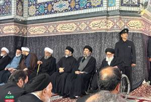 حضور فرزندان رهبر شهید در مراسم چهلم ایشان در حرم رضوی +عکس