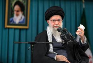 تصاویر دیده‌نشده از بازدید رهبر شهید از پشت صحنه فیلم سینمایی «محمد رسول‌الله» + فیلم