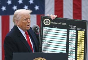 ترامپ مجبور به پس‌دادن 100 میلیارد دلار از پول تعرفه‌ها شد