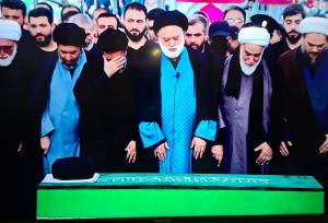 اقامه نماز بر پیکر رهبر شهید توسط آیت‌الله سیدمصطفی خامنه‌ای +فیلم