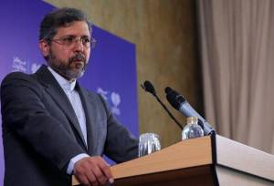 واکنش معاون عراقچی به تهدید اقتصادی ترامپ علیه ایران/ قربانیان آن افرادی هستند که هیچ گناهی ندارند/ هیچ لانچری در جنگ اخیر بدون سرباز نماند