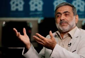 200 رادیو و تلویزیون دشمن روی مغز جامعه کارمی‌کنند که ایرانی بدبخت است