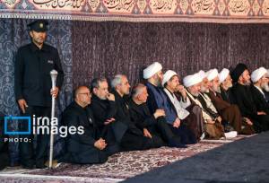 تصاویری از قالیباف و وزرای دولت پزشکیان در حرم امام رضا (ع) با پوششی متفاوت