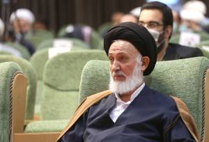 انتقاد آیت الله ایازی از تبعیض قوه قضائیه در مقابله با تندروها/ انقلاب را نمی‌توان با فحاشی، هتک حرمت، تهمت و تندروی تعریف و حفظ کرد
