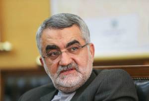 بروجردی: اگر آمریکا از «مادر بمب‌ها» استفاده کند، با «پدر موشک‌ها» پاسخ می‌دهیم/ گلوی ترامپ را فشار خواهیم داد