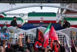 لحظاتی از انتقال پیکر رهبر شهید به حرم مطهر رضوی 
