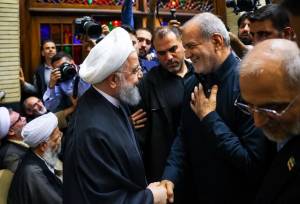 دیدار پزشکیان و روحانی در مراسم ختم احمد ناطق نوری +عکس