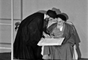 امام در حکم تنفیذ آیت‌الله خامنه‌ای، چه واژه‌هایی برای نام بردن ایشان به کار گرفته‌اند؟