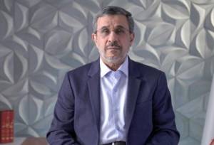 عکس قدیمی از دوچرخه سواری محمود احمدی نژاد با تیپ متفاوت