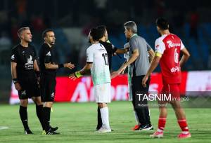 لگد زدن هافبک ذوب‌آهن به درِ اتاق داوران پس از بازی با پرسپولیس!