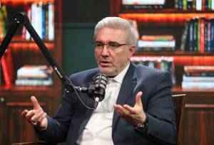 کسری بودجه «ام‌الخبائث» است/هیچ وزیری حاضر نیست حتی یک اداره راحذف کند