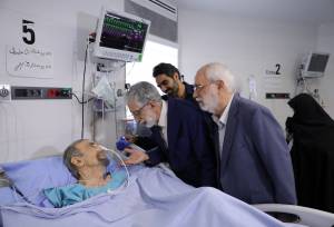عیادت نمایندگان رهبر انقلاب از موسوی گرمارودی