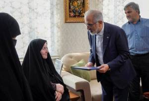 ادای احترام مدیرعامل بانک مسکن به مقام شامخ سپهبد شهید پاکپور