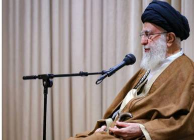 تصویری خاص از حاشیه نماز بر پیکر رهبر شهید
