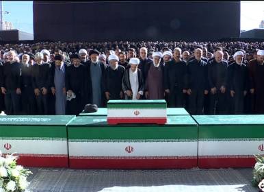 اقامه نماز بر پیکر رهبر شهید توسط آیت‌الله سبحانی