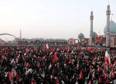 اقامه نماز بر پیکر رهبر شهید توسط آیت الله جوادی آملی 
