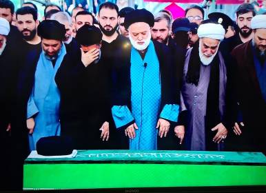 اقامه نماز بر پیکر رهبر شهید توسط آیت‌الله سیدمصطفی خامنه‌ای +فیلم