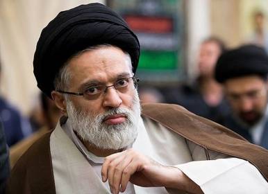 لحظه ورود فرزند ارشد رهبر شهید به حرم امام حسین (ع) 