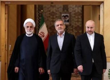 ادای احترام روسای قوا و مقامات به پیکر رهبر شهید انقلاب