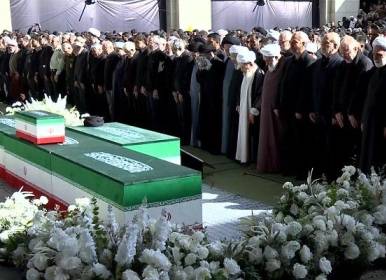 خروج پیکر رهبر شهید از مصلی پس از اقامه نماز+فیلم