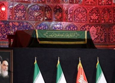 ادای احترام علمای قم بر پیکر رهبر شهید+فیلم