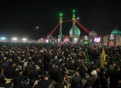 قرائت فاتحه بر پیکر رهبر شهید توسط آیت الله جوادی آملی 