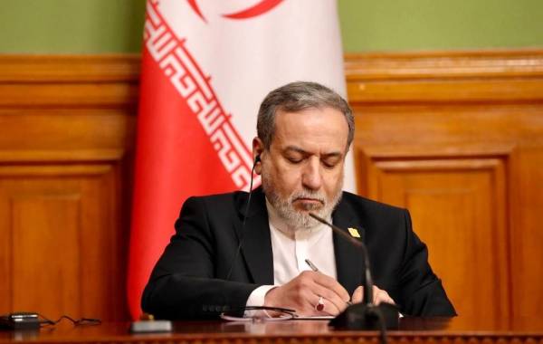 پیام مهم عراقچی به همسایگان: به بیگانگان تکیه نکنید