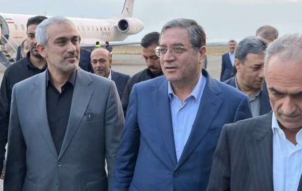 وزیر اقتصاد و هیات همراه وارد فرودگاه ماکو شدند