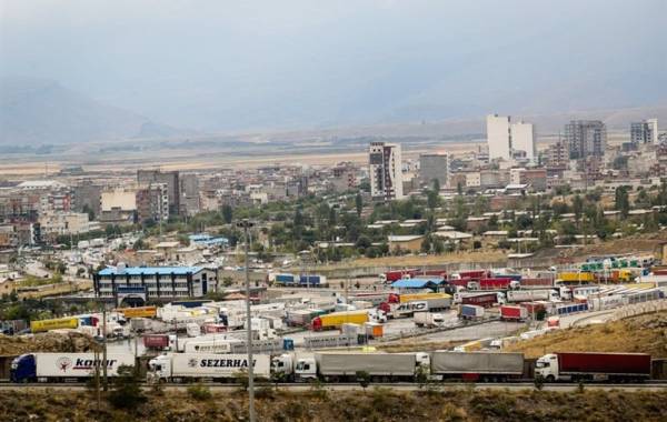 وعده کاهش ایستایی کامیون‌ها در مرز بازرگان به 4 روز