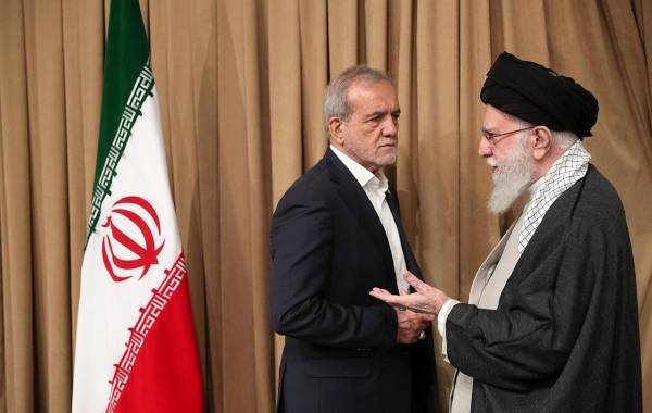 رهبر شهید انقلاب مانند کوه پشتیبان دولت بودند 