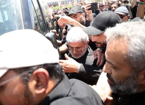 تصاویری از استقبال سردار قاآنی از پیکر رهبر شهید در فرودگاه مشهد