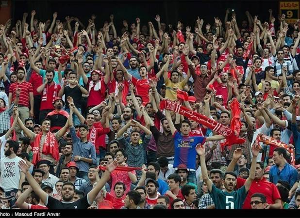 تجمع شبانه هواداران تراکتور مقابل هتل پرسپولیس در تبریز