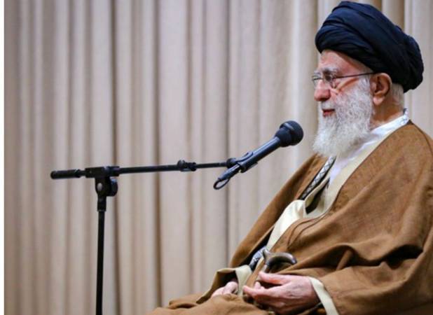 تصویری خاص از حاشیه نماز بر پیکر رهبر شهید