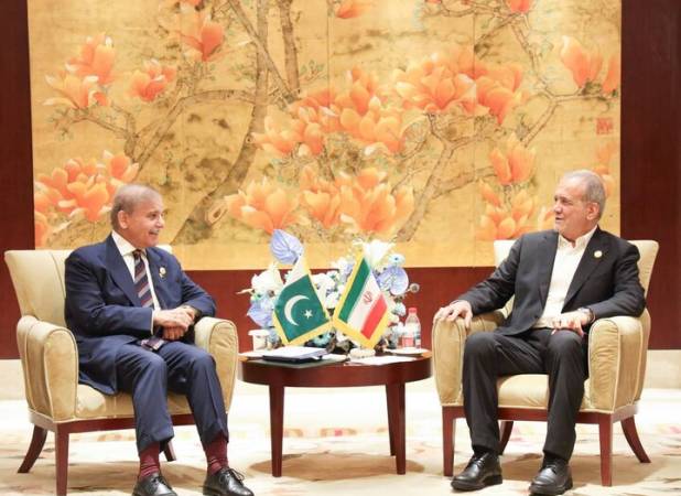 گفتگو و رایزنی نخست وزیر پاکستان با دکتر پزشکیان 