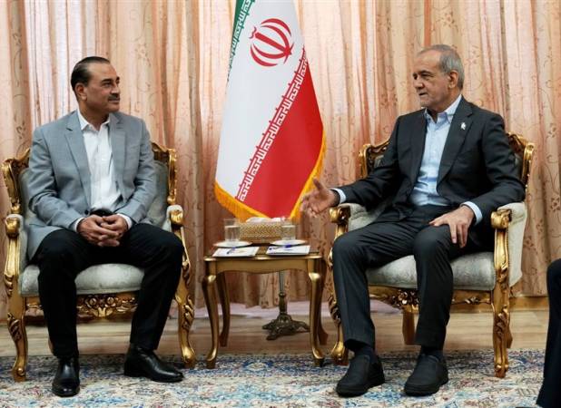 پزشکیان با فرمانده ارتش پاکستان دیدار کرد