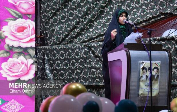 رجزخوانی دختران سنندجی به یاد شهدای جنگ رمضان
