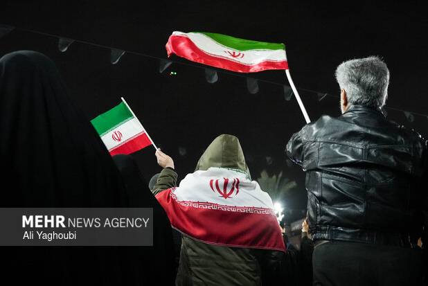 حماسه حضور رودسری ها در میدان زیر بارش باران