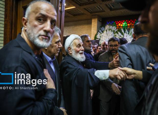 پیام مهم تصاویر منتشر شده از مراسم ختم برادر ناطق نوری/ آیا سکوت ناطق نوری اعتراضی صریح به تندروی و بی‌اخلاقی سیاسی است؟