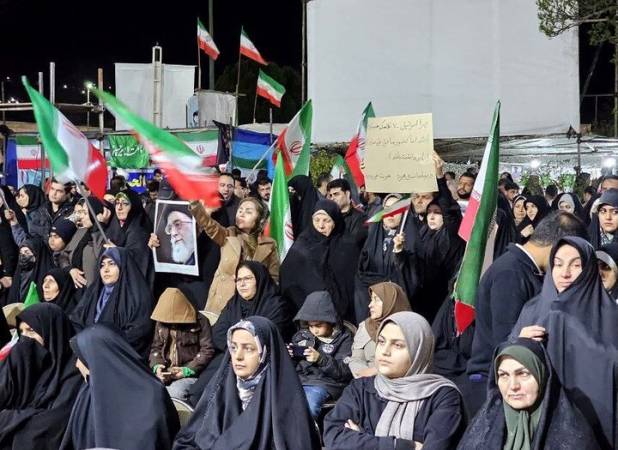برگزاری مراسم دختران وطن و اجتماع شبانه سنندجی ها در میدان آزادی شهر