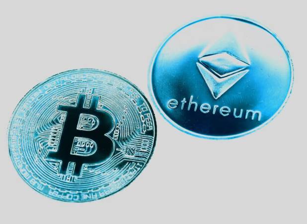 قیمت بیت‌کوین و اتریوم امروز دوشنبه ۲۳ شهریور ۱۴۰۵/ کاهش قیمت بیت‌کوین
