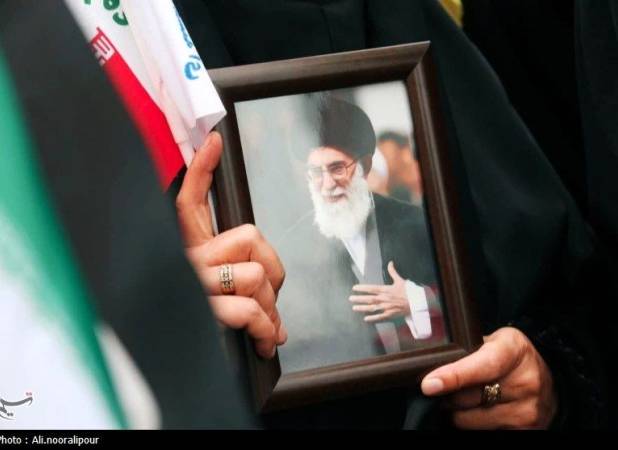 لحظه ورود خانواده شهدای میناب به تهران برای وداع با رهبر شهید+ فیلم
