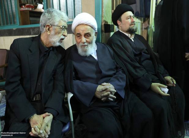 گپ و گفت ناطق نوری و حدادعادل در یک مراسم ختم/ روحانی معروف هم بود+ تصاویر