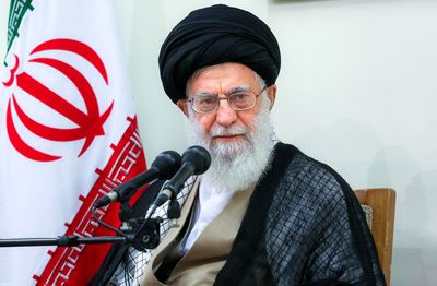 عکسی دیده نشده از رهبر شهید در حال اقامه نماز در منزل