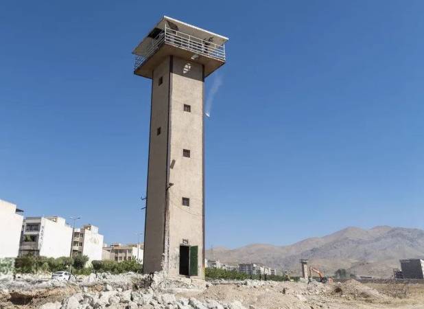 لحظه تخریب برجک زندان رجایی شهر+فیلم