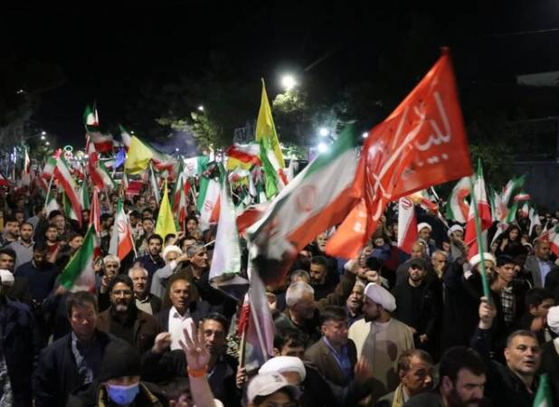 طنین فریاد «مرگ بر امریکا» برای پنجاهمین شب متوالی در اقبالیه