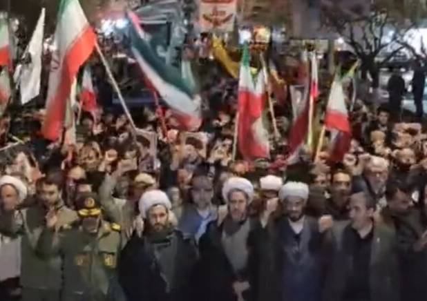 جلوه هایی از حضور باشکوه شبانه مردم خوی در خیابان