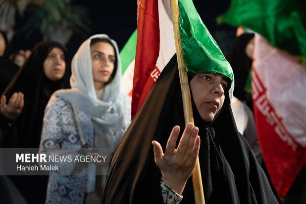 ‌دهه نودی های قبله تهران از عشق به ایران و بیعت با رهبرانقلاب می گویند