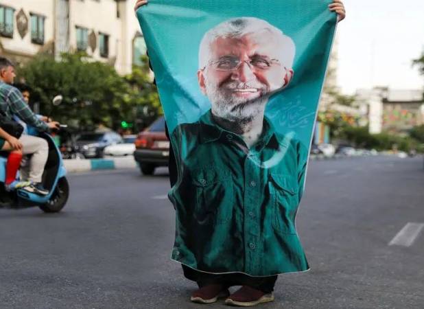 ماجرای توزیع 4 میلیون پرچم قرمز در شب آخر تشییع پیکر رهبری از سوی دوستان سعید جلیل