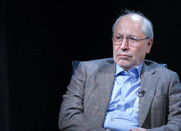 مسعود نیلی: اولویت اصلی سیاست‌گذار صرفاً موجود بودن کالا است و دیگر توان کنترل قیمت را ندارد | وقت خود را صرف حل مشکلات کشور کنیم
