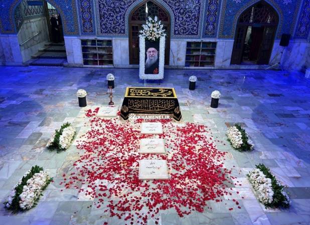 تصویری از مزار رهبر شهید انقلاب در رواق دارالذکر حرم امام رضا(ع) + عکس